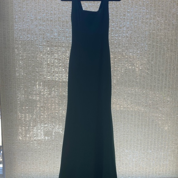 Body con mermaid cut gown with train. - Picture 3 of 4